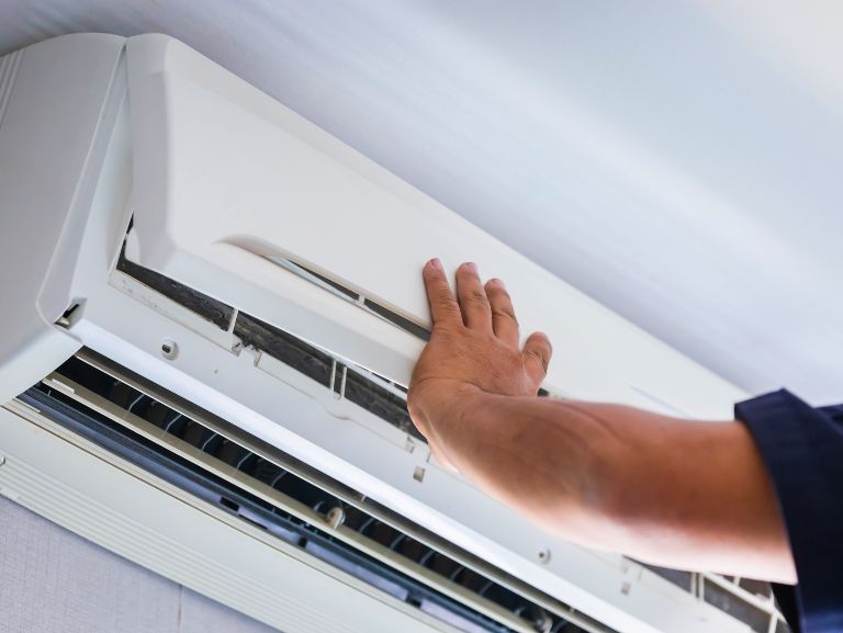 Instalación de aire acondicionado en Bilbao por técnico de Climartik